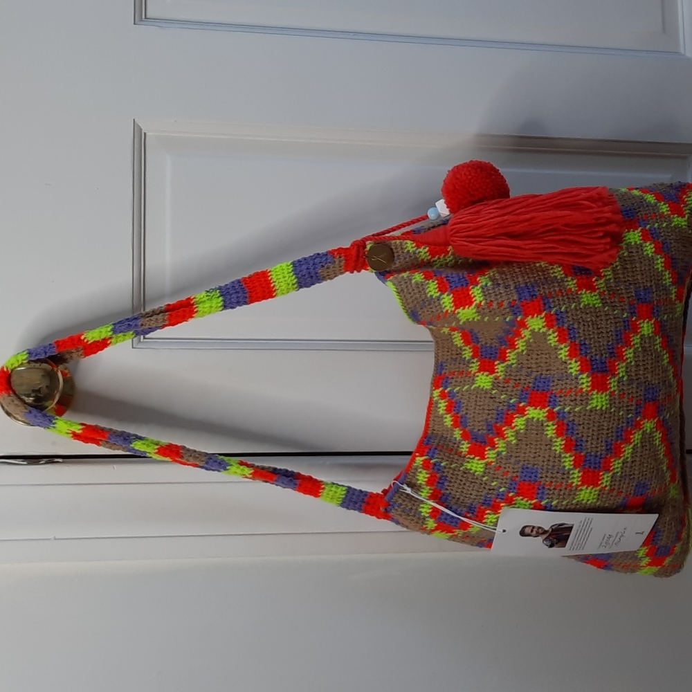 Among Equals Highlands Bilum Shoulder Bag - Picture 4 of 8